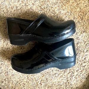Black patent leather dansko clog